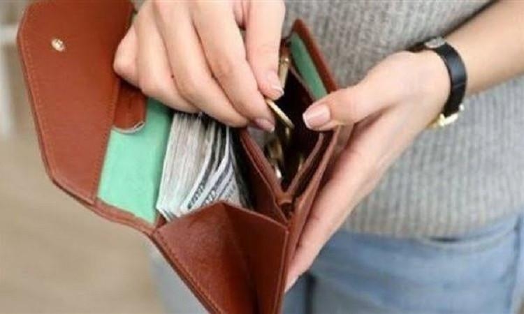 تنفق على والدها أم تساعد زوجها.. أيهما أولى للزوجة العاملة؟