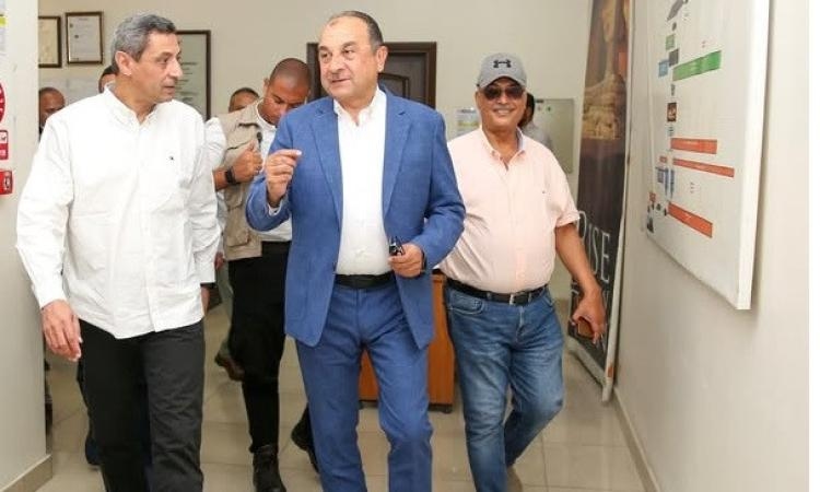 وزير قطاع الأعمال يستعرض إجراءات إعادة تشغيل مصنع الأنود الكربونية بالسخنة