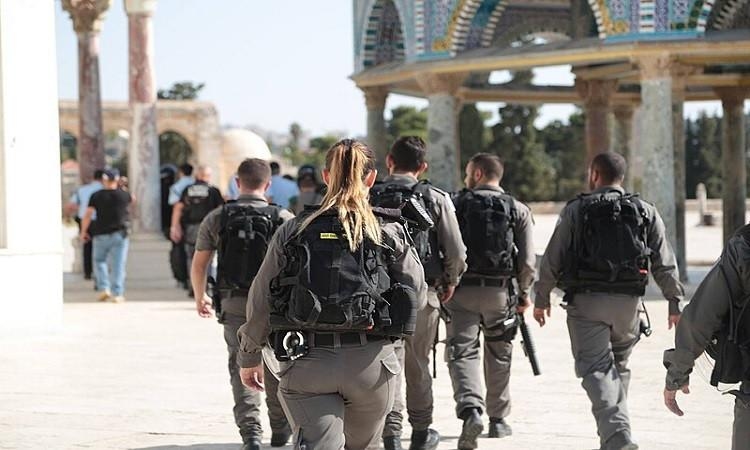 2017 السلطات الإسرائيلية تصادر وثائق مهمة من داخل المسجد الأقصى
