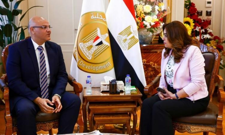 وزيرة التنمية المحلية تتابع مع محافظ القليوبية مشروعات "حياة كريمة"