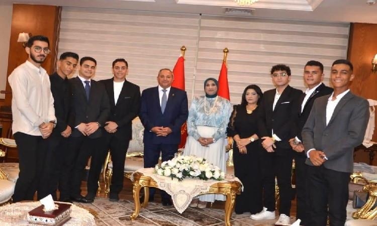 محافظ بورسعيد يستقبل منسق مبادرة "بالشباب نقدر" وعددًا من المشاركين بها