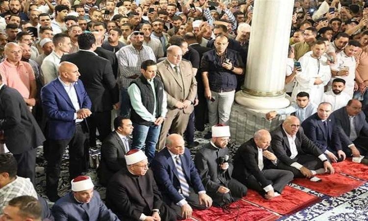 وزير الأوقاف يؤدي صلاة الجمعة من مسجد الإمام الحسين بحضور محافظ القاهرة