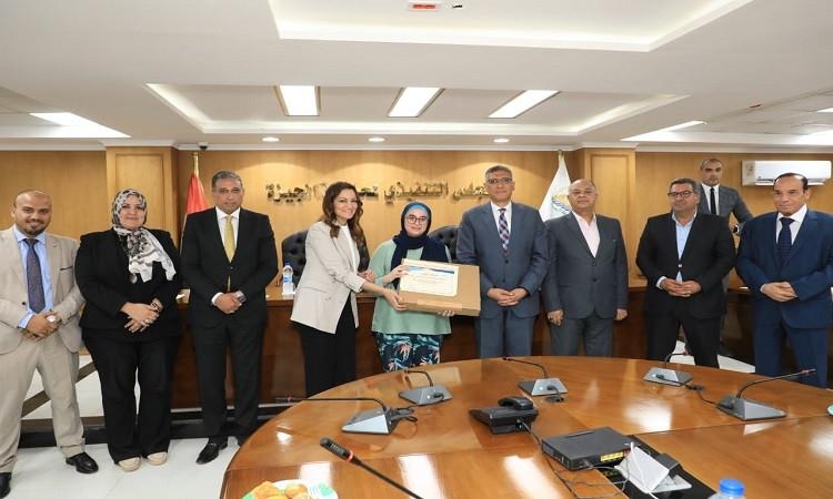 محافظ الجيزة يُكرِّم أوائل الثانوية العامة والدبلومات الفنية .