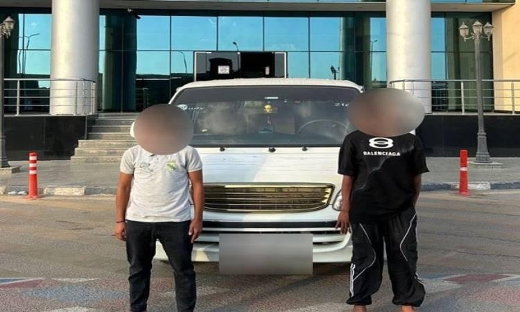 كشف ملابسات فيديو تعاطي قائد "ميكروباص" وآخر لمخدر الحشيش أثناء القيادة