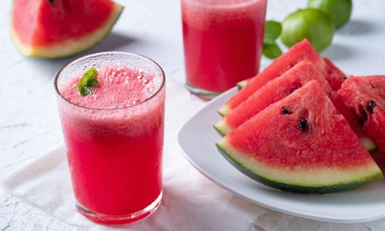 ماذا يحدث لجسمك عند شرب عصير البطيخ بانتظام؟