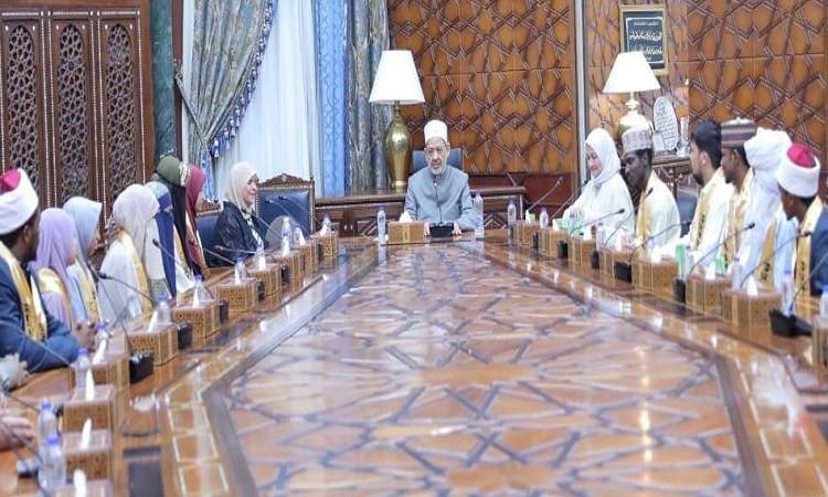 شيخ الأزهر يوجه بتوفير الرعاية لطلاب مدرسة الإمام الطيب لحفظ القرآن وتجويده