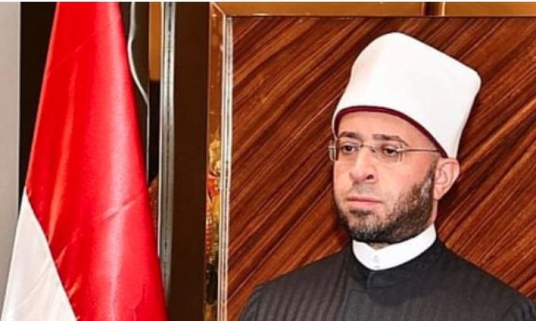وزير الأوقاف يتصل هاتفيا بإمام مسجد بقنا للاطمئنان على صحته