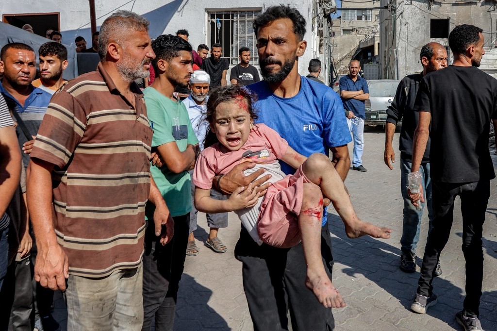 Israeli attacks kill 82 Palestinians since midnight, including 38 at aid sites
