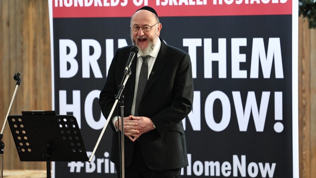 UK chief rabbi drops out of Israeli antisemitism conference over far-right attendees