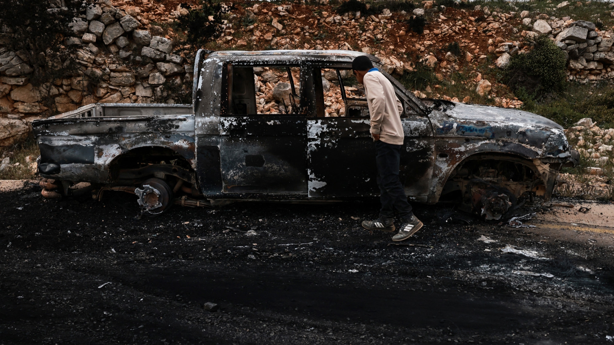 West Bank: Israeli settlers abduct and assault two Palestinians