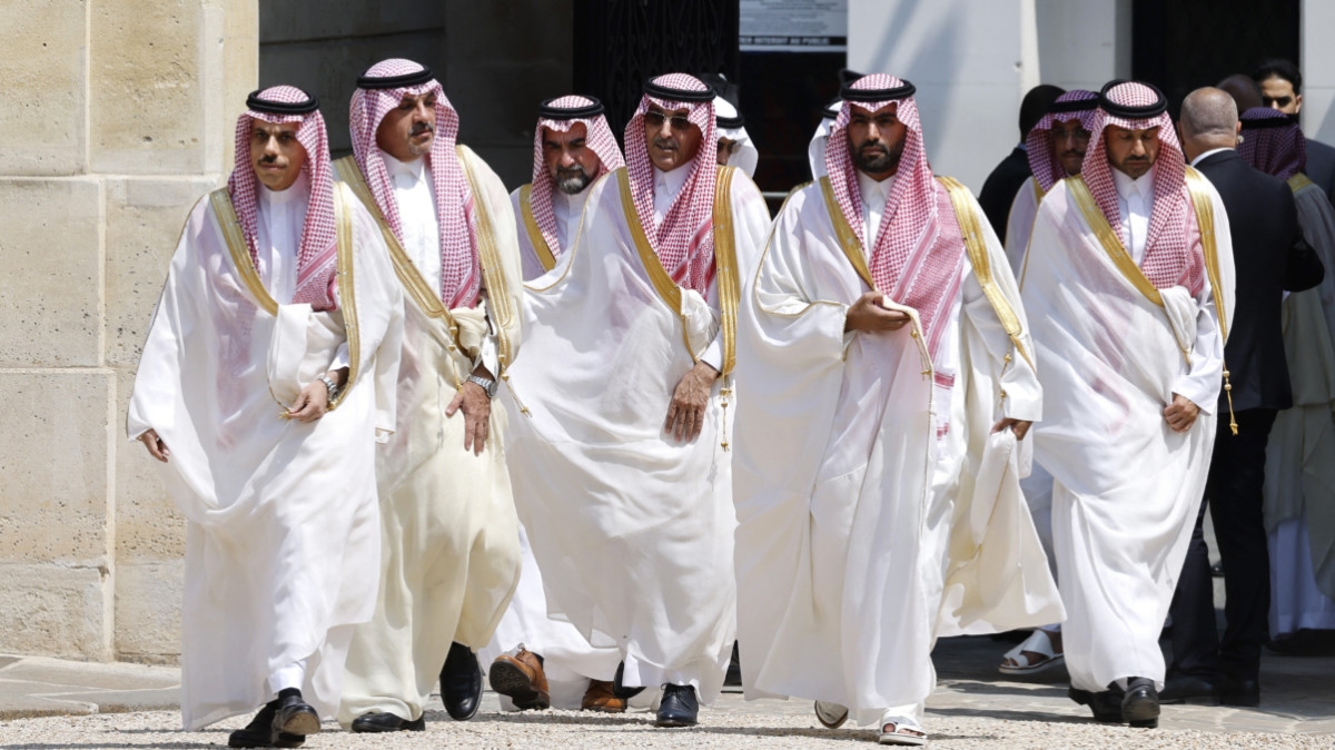 Why Saudi Arabia can spend more money than it makes, even as oil prices drop