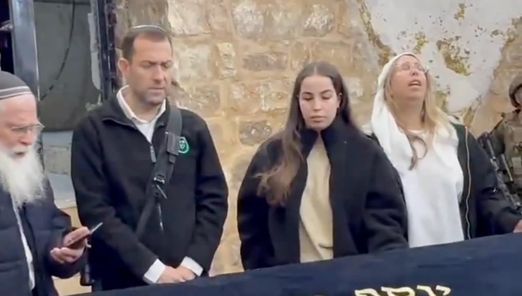 Released Israeli captive joins settlers in raid of West Bank tomb
