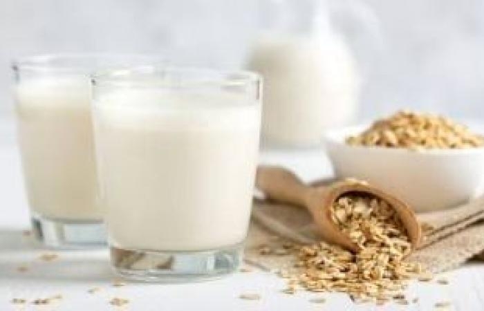 خليه على الفطار.. شرب حليب الشوفان الصديق للقلب يمنع امتصاص الكوليسترول
