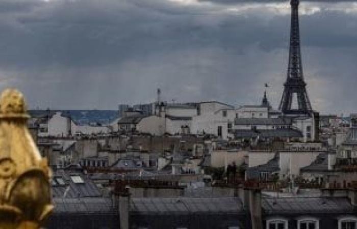برج "إيفل" بباريس يطفئ أنواره حدادا على بابا الفاتيكان