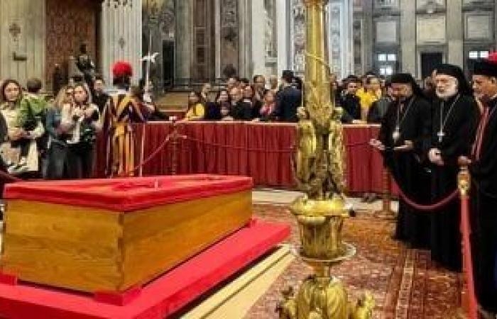 بطريرك الأقباط الكاثوليك يلقى نظرة الوداع على جثمان البابا فرنسيس