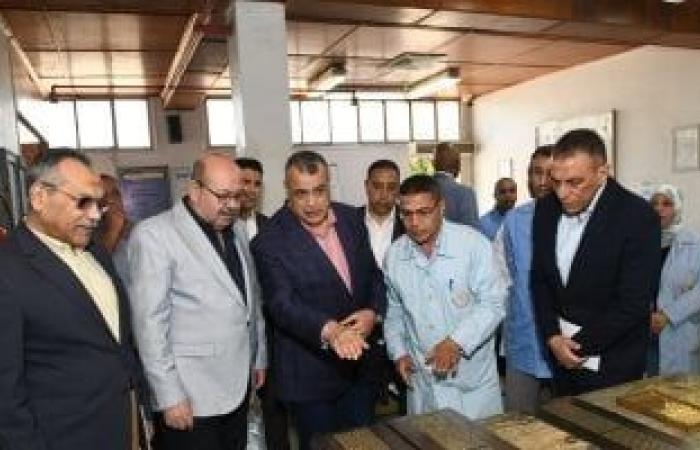وزير الإنتاج الحربى يجرى زيارة مفاجئة لشركتى قها للصناعات الكيماوية وبنها للصناعات الإلكترونية