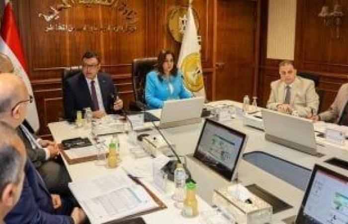 التنمية المحلية توجه بتخفيض تكلفة ووقت استخراج تراخيص المحال