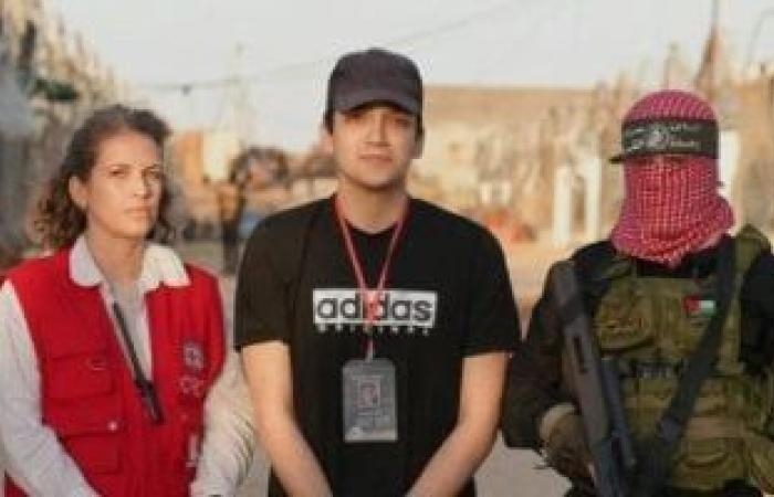 أول صور للجندي الإسرائيلي الأمريكي عيدان ألكسندر أثناء تسليمه للصليب الأحمر