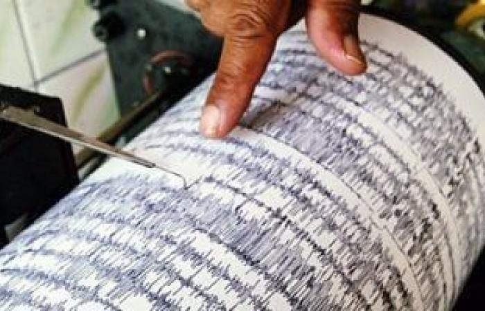 اليونان تصدر تحذيرا من احتمال حدوث تسونامى عقب الزلزال