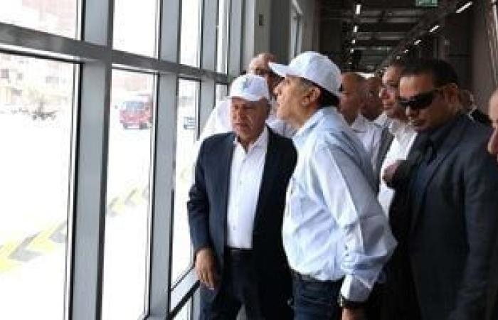 رئيس الوزراء يستمع لشرح حول منظومة العمل الخاصة بالأتوبيس الترددى