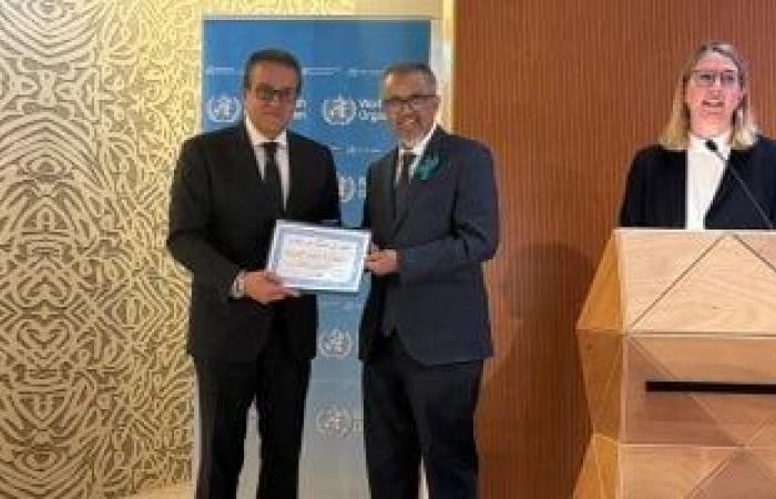 وزير الصحة يتسلم شهادة قضاء مصر على انتقال جميع طفليات الملاريا البشرية