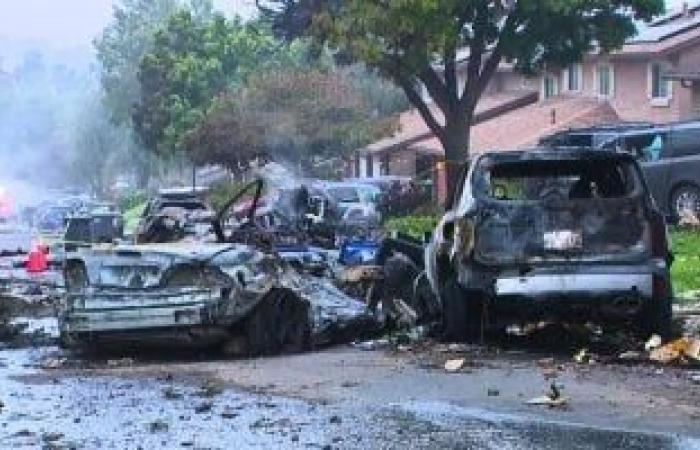دمار فى كاليفورنيا.. شاهد النيران تلتهم عشرات السيارات والمنازل جراء تحطم طائرة