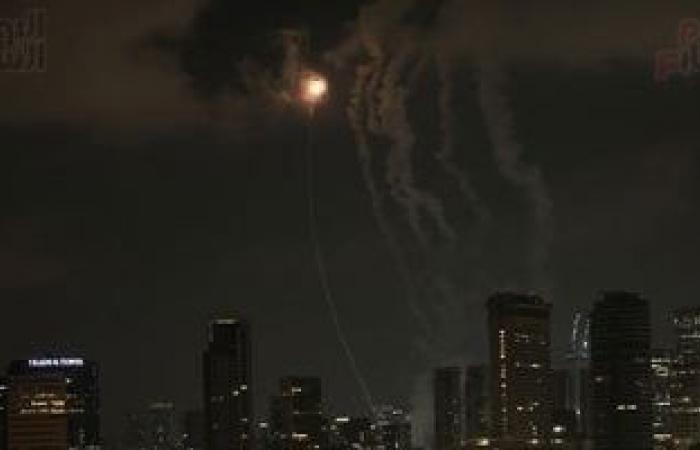 إعلام إسرائيلى: تعرض أحد مبانى وسط إسرائيل إلى إصابة مباشرة بصاروخ إيرانى