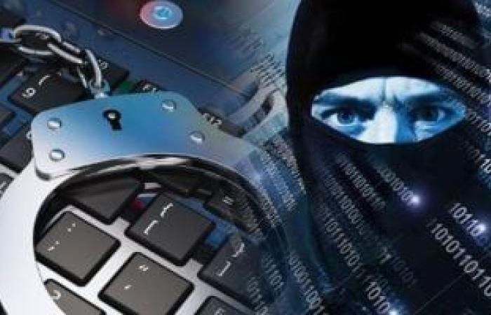 كيف يواجه القانون إنشاء الحسابات الوهمية على "السوشيال ميديا"؟.. تفاصيل