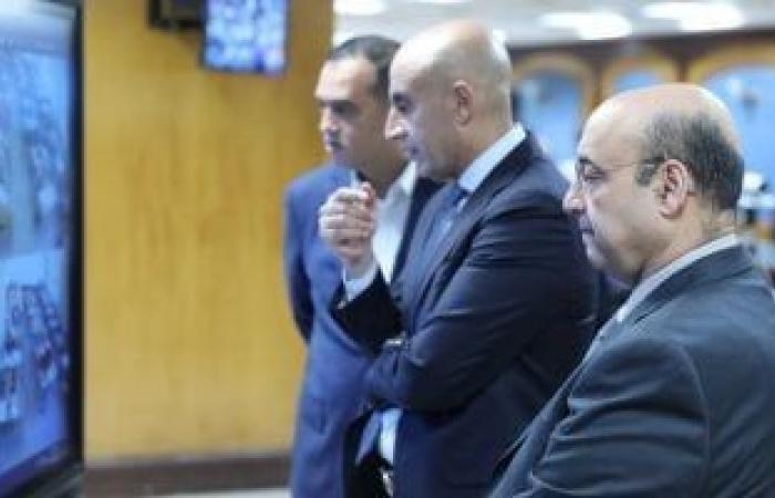 وزير التعليم يتابع لجان الثانوية بكاميرات المراقبة داخل غرفة العمليات.. صور