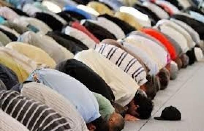هل صلاة الجماعة فرض وتركها عليه إثم؟.. الإفتاء تحسم الجدل