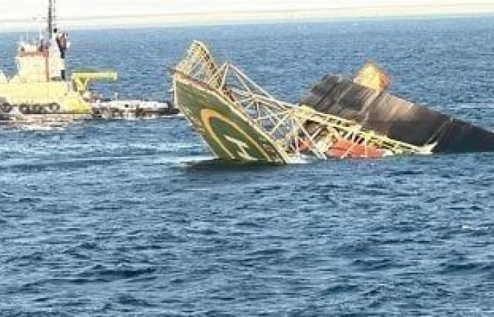 شاهد لحظة غرق حفار البترول العملاق فى البحر الأحمر.. فيديو
