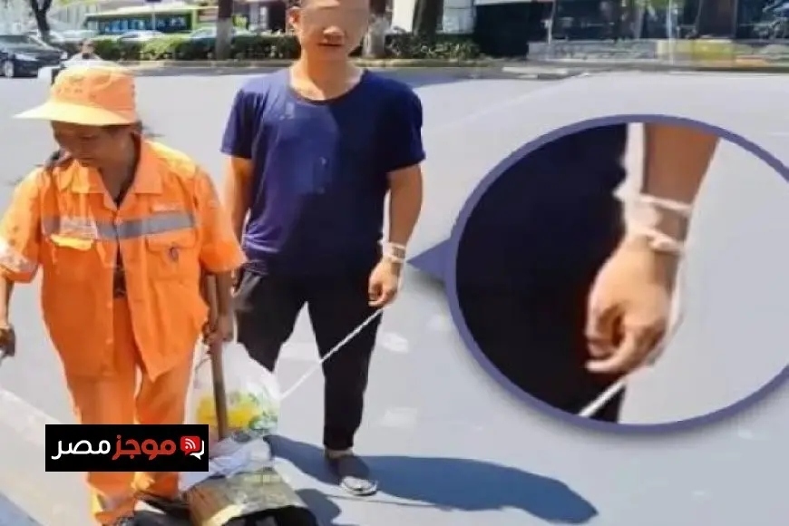 أم صينية تربط ابنها من ذوى الهمم فى يدها أثناء العمل بالشارع