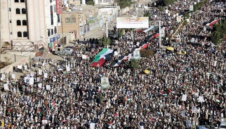 عشرات الآلاف يتظاهرون وسط صنعاء لوقف الحرب على غزة