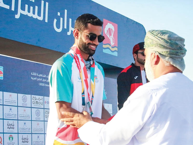 Oman wins silver, bronze in paragliding at Beach Games