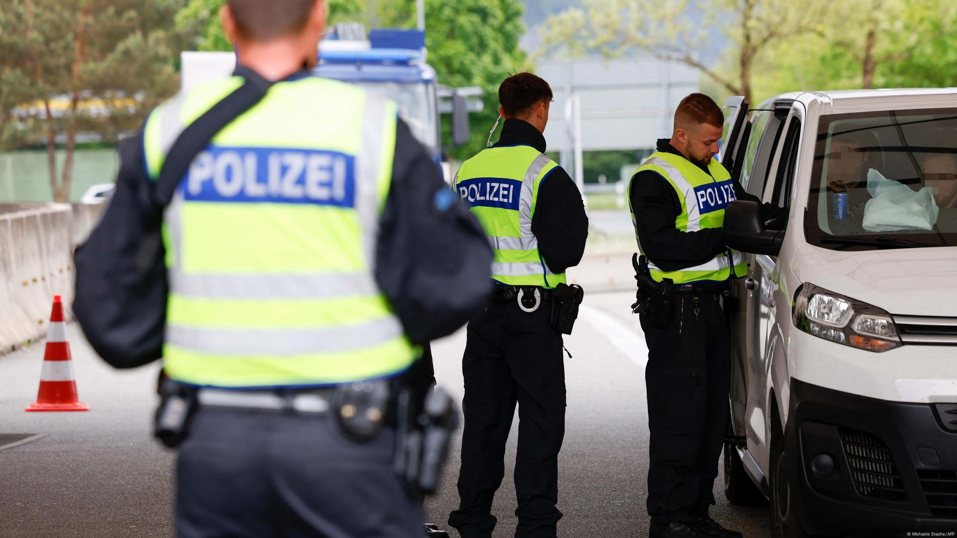 Germany cracks down on immigration at border
