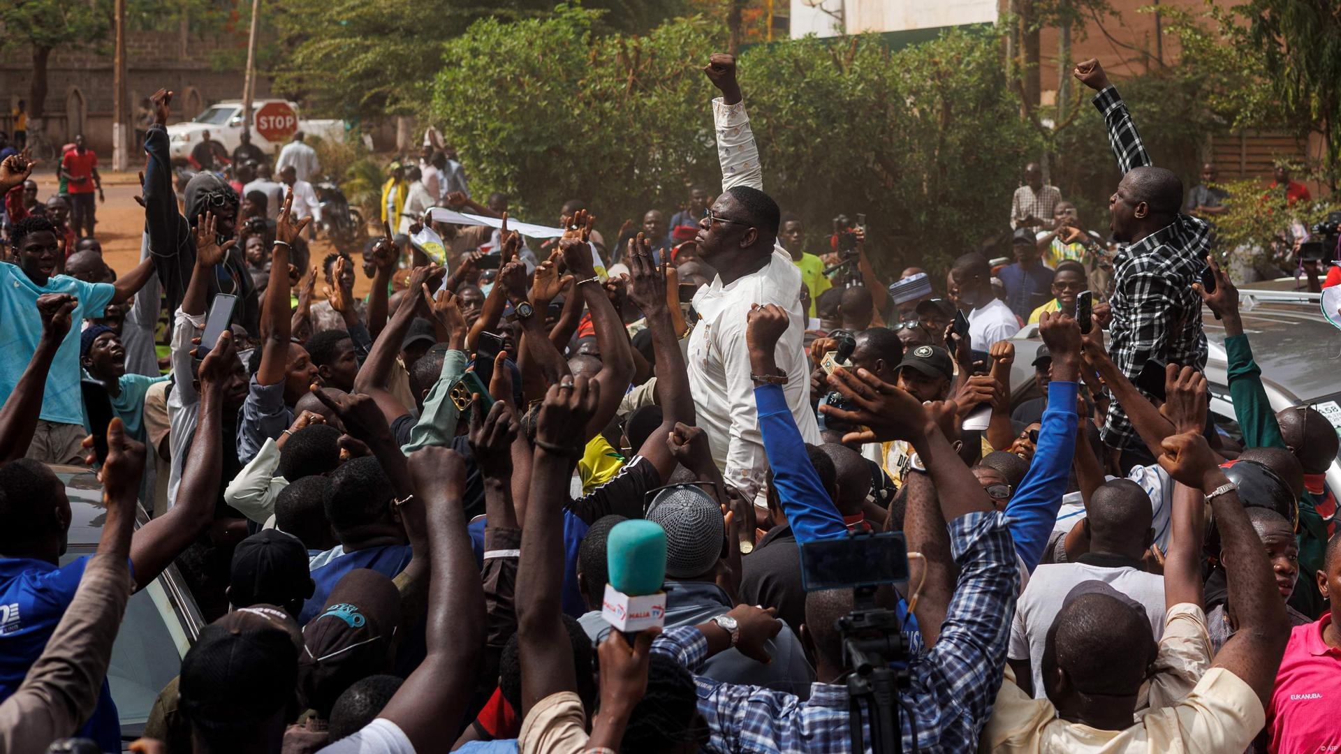 Mali's military government dissolves all political parties