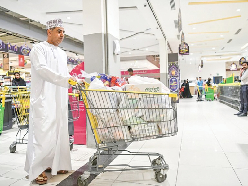 Dhofar officials discuss challenges to plastic bag ban with manufacturers
