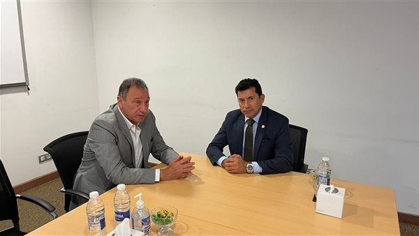 وزير الشباب والرياضة ينعي شقيقة محمود الخطيب
