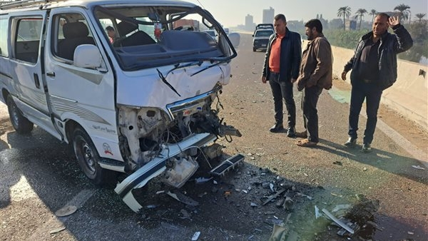مصرع 2 وإصابة 9 أشخاص إثر تصادم سيارتين على طريق الإسماعيلية بورسعيد