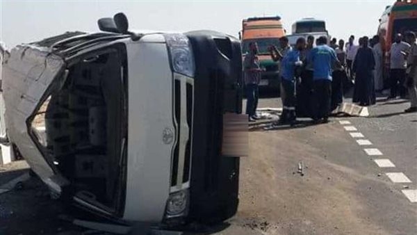 إصابة 7 أشخاص إثر انقلاب سيارة ميكروباص أعلى الطريق بأكتوبر