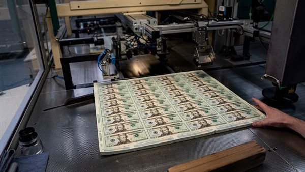 الدولار يهبط إلى أدنى مستوى في 2025 لهذا السبب
