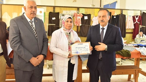 محافظ أسيوط يتفقد مركز التدريب المهني المتطور ببني غالب ويكرم 16 متدربة