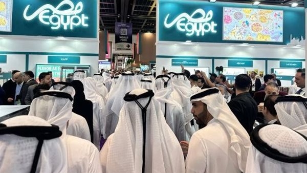 الشيخ محمد بن راشد يتفقد الجناح المصري بمعرض "جلفود دبي"