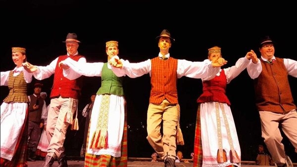 مهرجان أسوان يجمع فنون الشعوب بعروض من تونس وبولندا وكولومبيا وليتوانيا