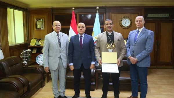 محافظ كفر الشيخ يكرم البطل «قنعان ندا» لفوزه ببطولة العالم للقوة البدنية