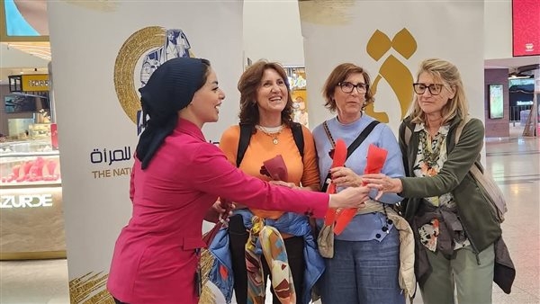 مطار القاهرة الدولي يحتفل باليوم العالمي للمرأة بتوزيع الورود والرسائل الدعم