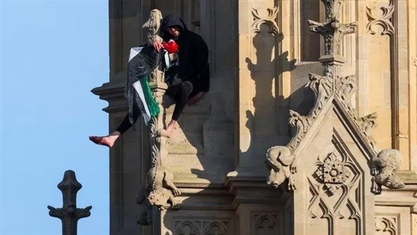 بعد 17 ساعة.. متسلق «بيج بن» ينزل من البرج رافعا علم فلسطين.. فيديو