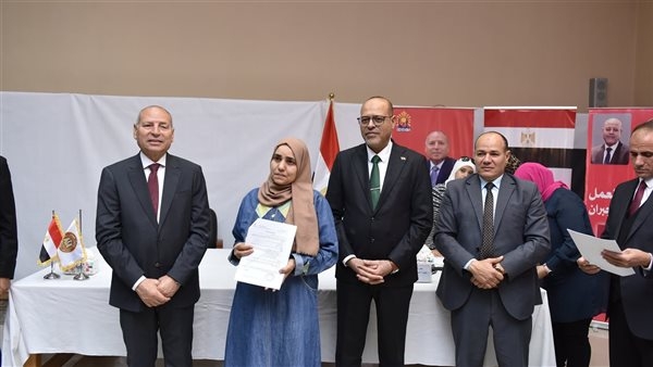 وزير العمل ومحافظ القاهرة يسلمان 31 عقد عمل لذوي الهمم للعمل بـ5 شركات