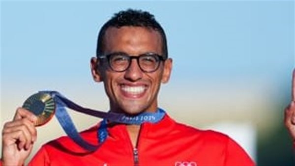 شاب صيني من متحدي الإعاقة يكرّم البطل الأولمبي أحمد الجندي برسم تذكاري