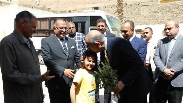 محافظ المنيا يوزع العيديات على أطفال مؤسستي البنات والبنين ويشاركهم فرحة العيد.. صور
